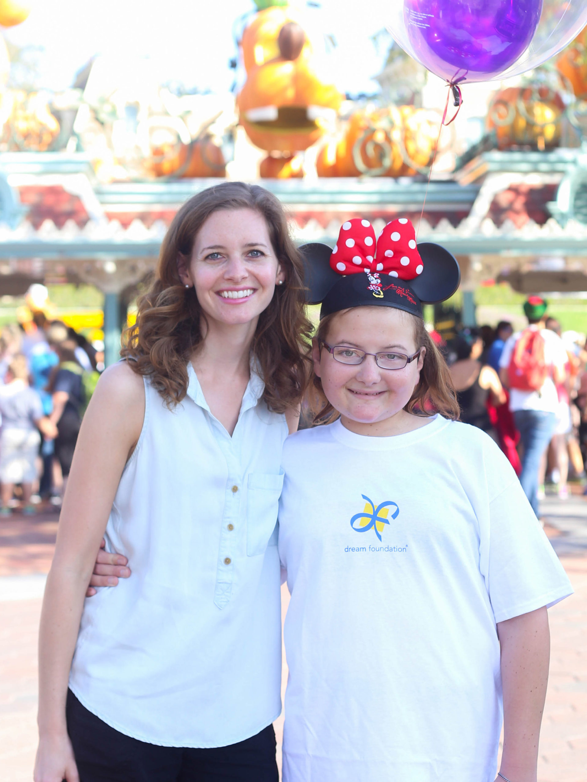 CHOC hematology/oncology nurse Emily posing with her sister Amanda at Disneyland