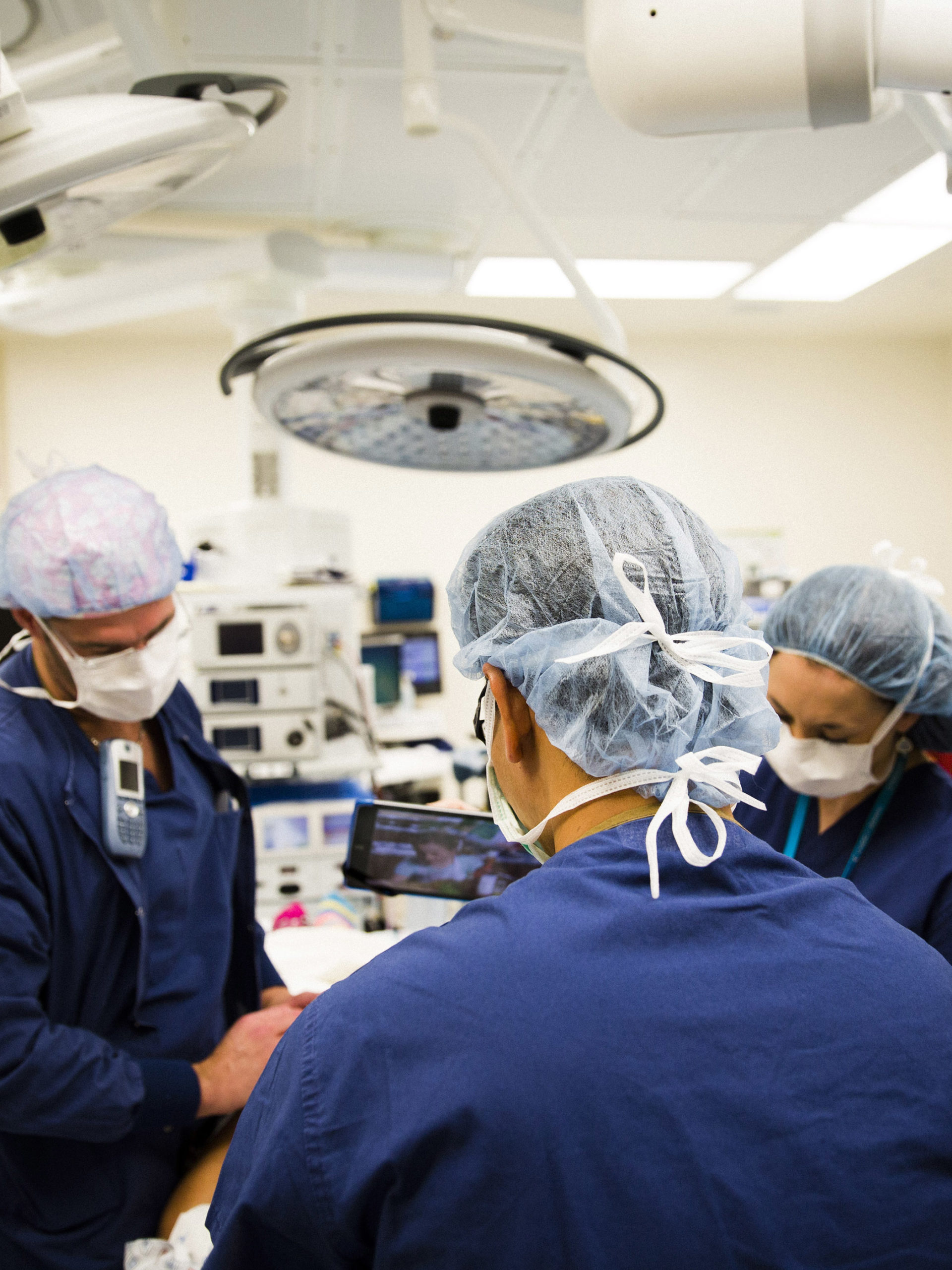 CHOC doctors performing appendicitis surgery