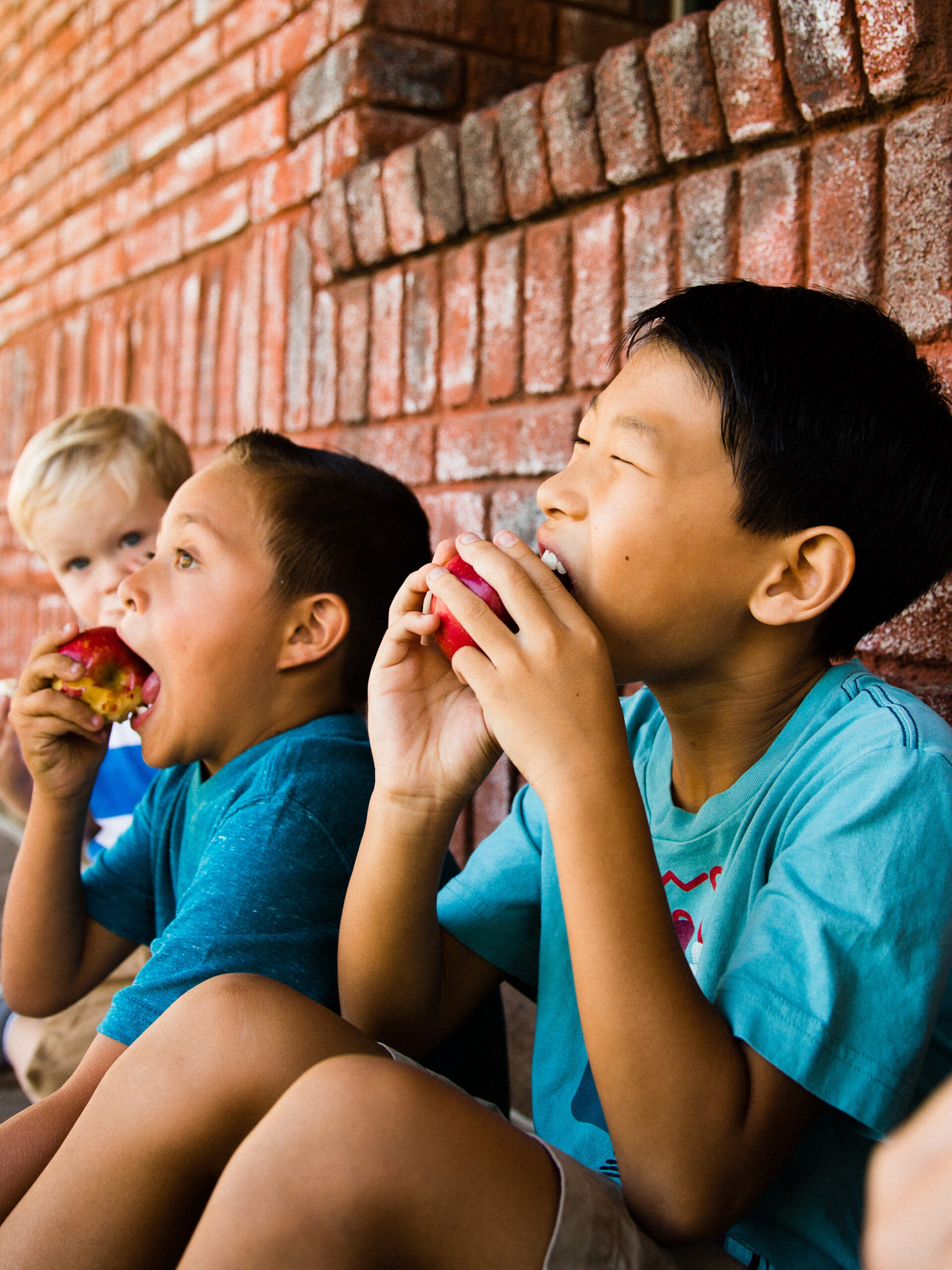 Two kids eat apples at school - Healthy school lunches for kids from CHOC