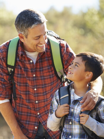 El padre habla con el niño sobre la ansiedad de COVID-19