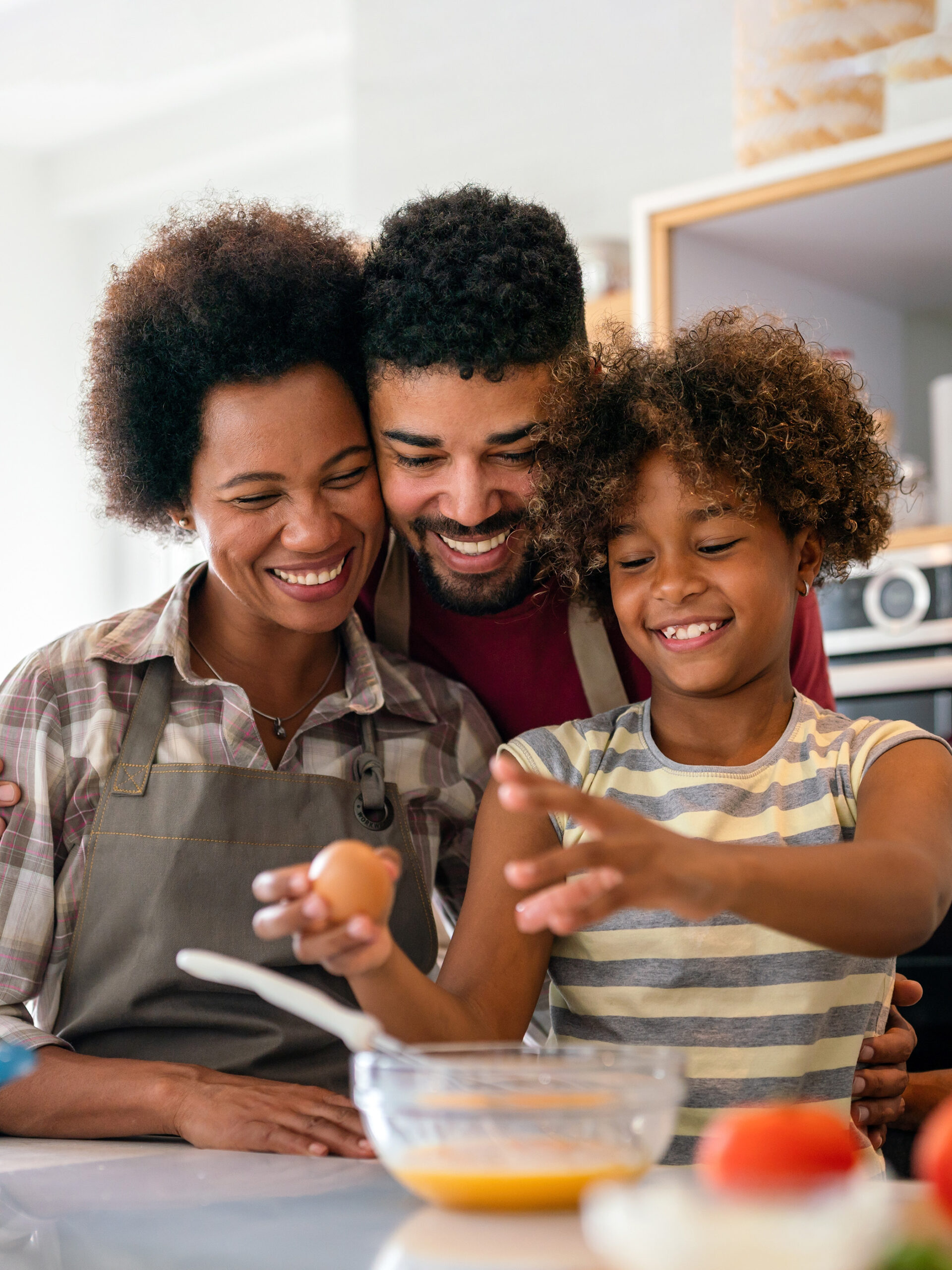 Family cooks together in kitchen - how to get your family involved in healthy cooking