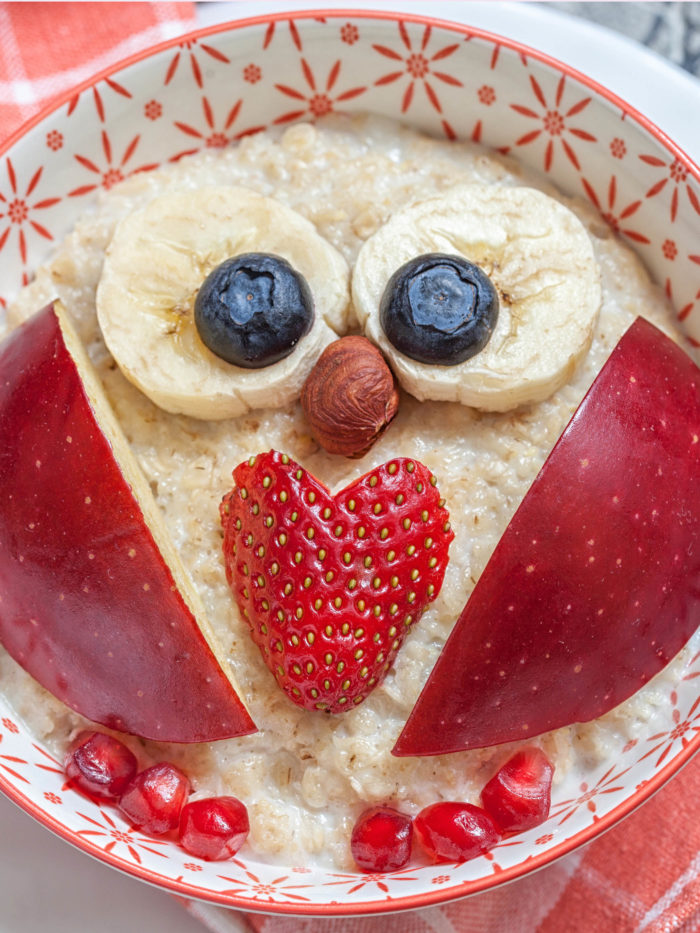 child's breakfast made to look like an owl with oatmeal and fruit