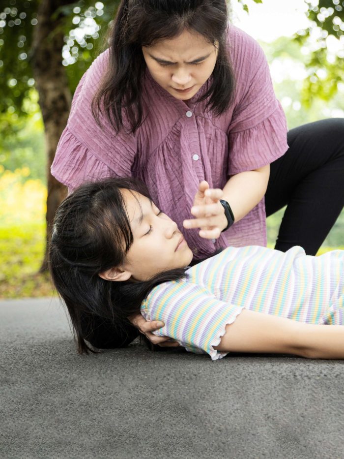girl who fainted being helped by her mom