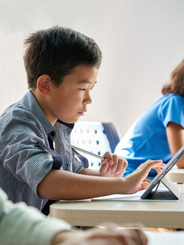 Child uses iPad in class - What parents should know about AI