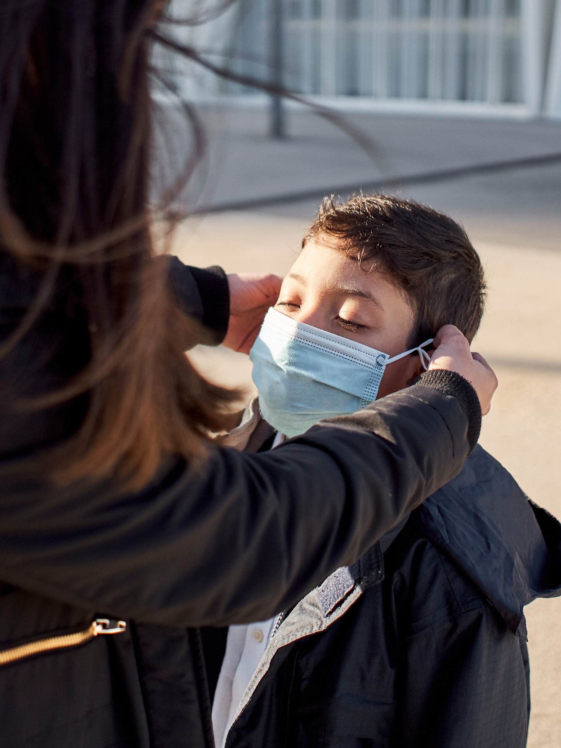 Cómo ayudar a los niños que le tienen miedoa los cubrebocas durante la pandemiade COVID-19