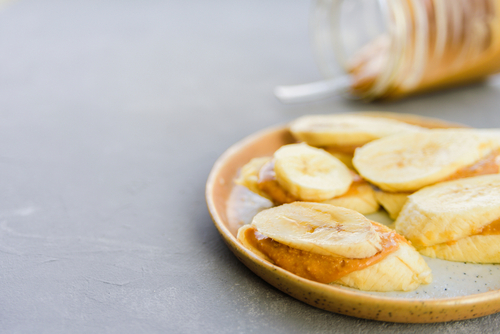 Banana with peanut butter — a tasty and healthy snack that provides beneficial fats in children’s diets.