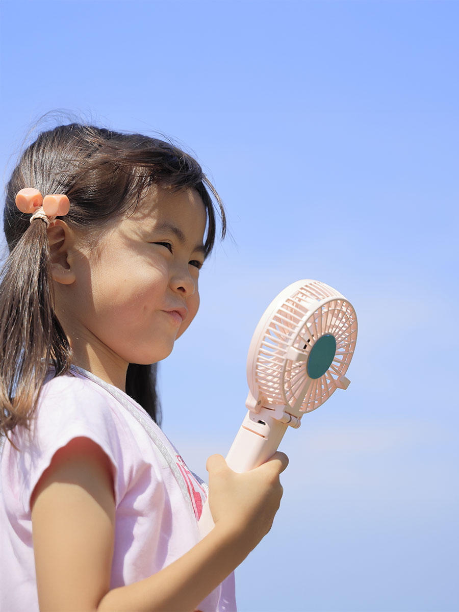 Girl with portable fan (5 years old)