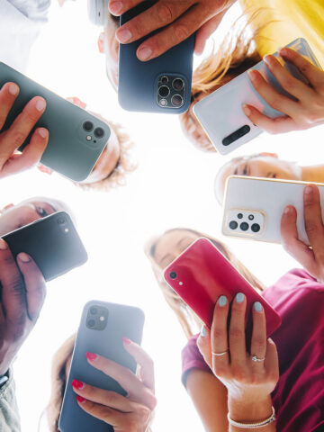 teens using smartphones for social media